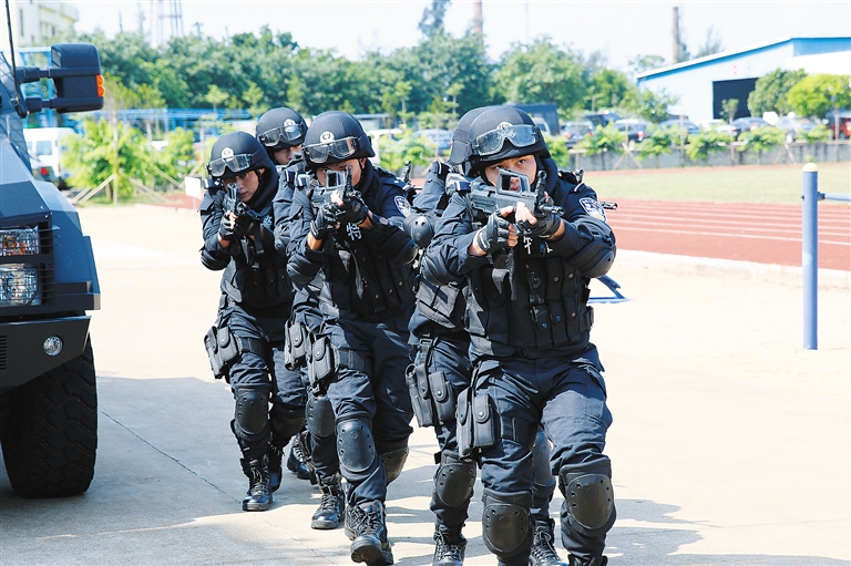 海口公安特警展示反恐实战技能 精湛的技战术水平 赢得观众由衷赞叹