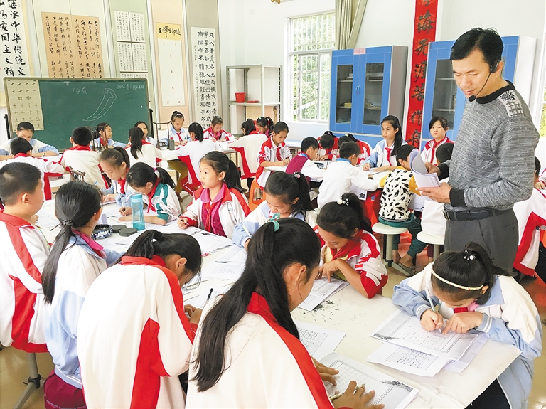 毛阳中心学校的孩子们正在教师的指导下练习书法 通讯员 谭宏政 摄