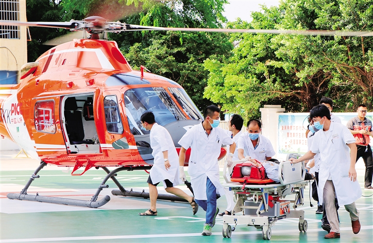 海南实施首例民间空中院前急救