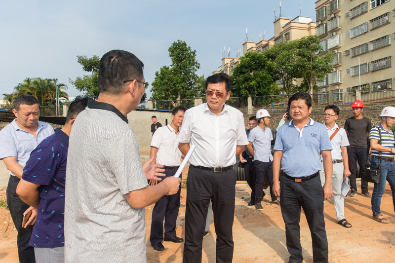 领导活动    7月31日下午,市委书记刘登山率队前往霞洞湖水生态综合