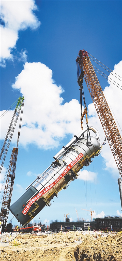 海南炼化百万吨乙烯项目急冷水塔完成吊装