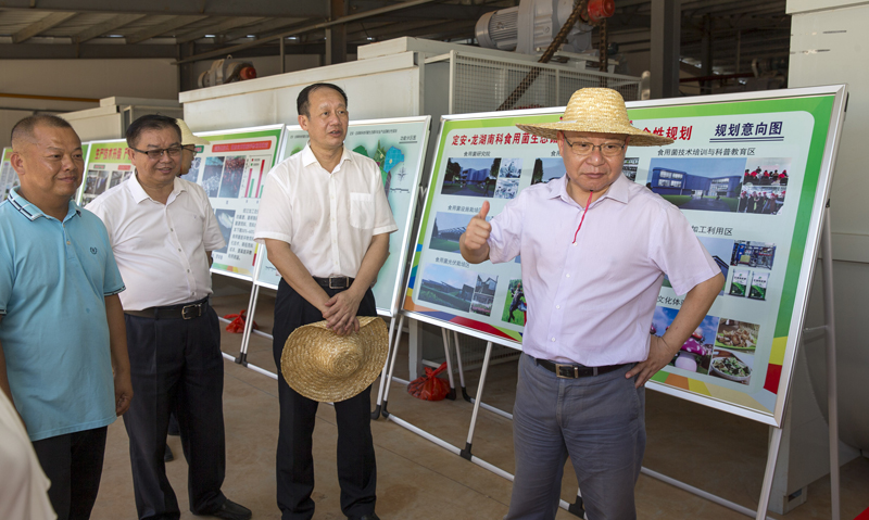 2020年5月7日,省长沈晓明来到定城镇秀龙坑村脱贫户邓圣贵家,与大家围